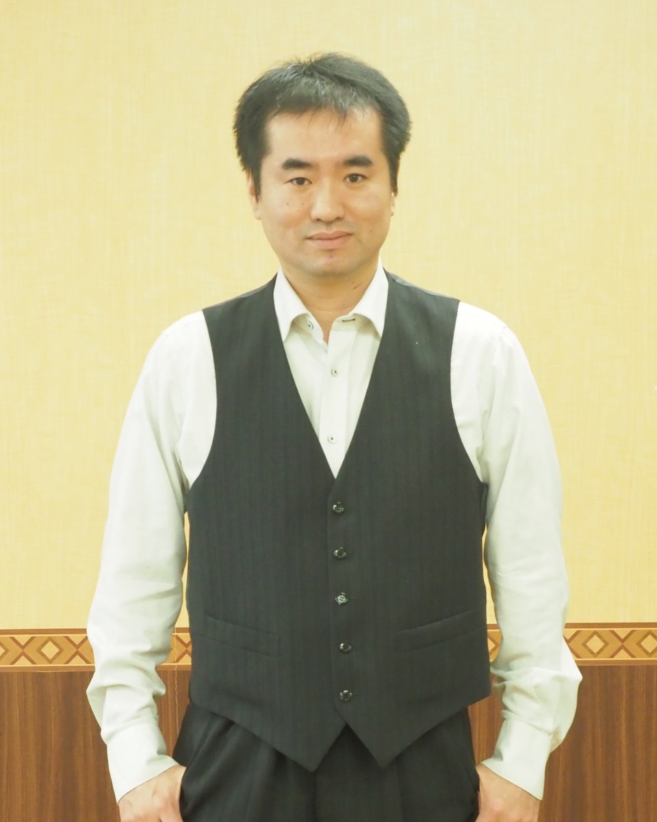 ミズサバAI開発の生成AI研修講師 吉村仁の上半身写真